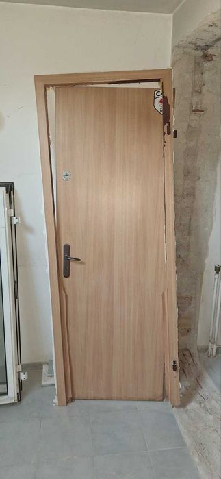 Метална врата с брава