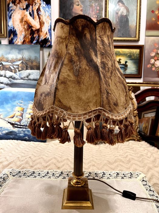 Lampă de masă realizata în stil victorian cu baza din onix si metal aurit.