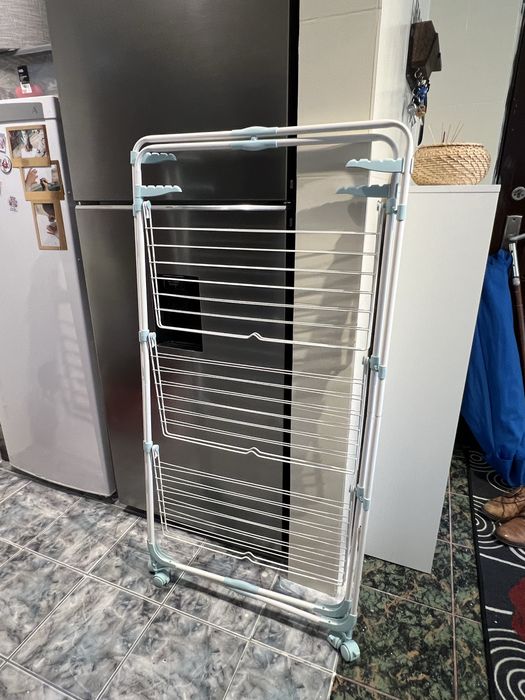 Uscator de rufe verticabil  pliabil si cu roti