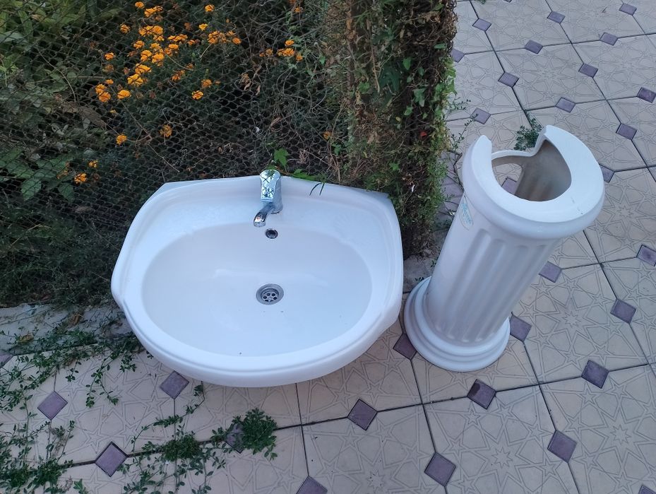 Раковина б/у с стойкой