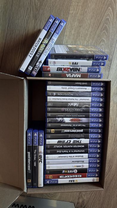 PS4 1TB + PS VR пълен комплект + 2 Move  палки + 4 джойстик + 30 игри