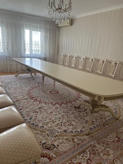 Продается гостиный стол из массива дерева