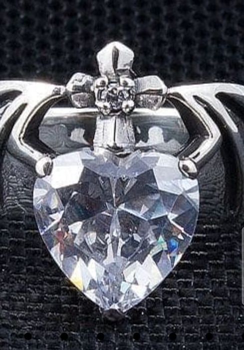 Inel argint aripi de liliac și piatră inima