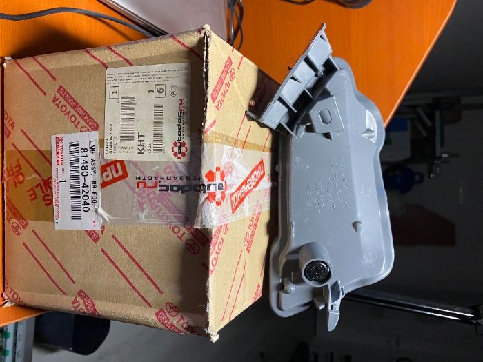 Продам отражатель на Toyota Rav4