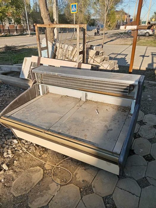 Продам холодильную витрину