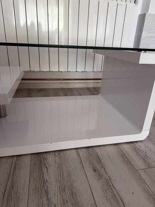 Masuta de cafea cu forma dreptunghiulara si cu raft, blat din sticla, finusaj alb, 110 x 65x 42, MDF si sticla transparenta