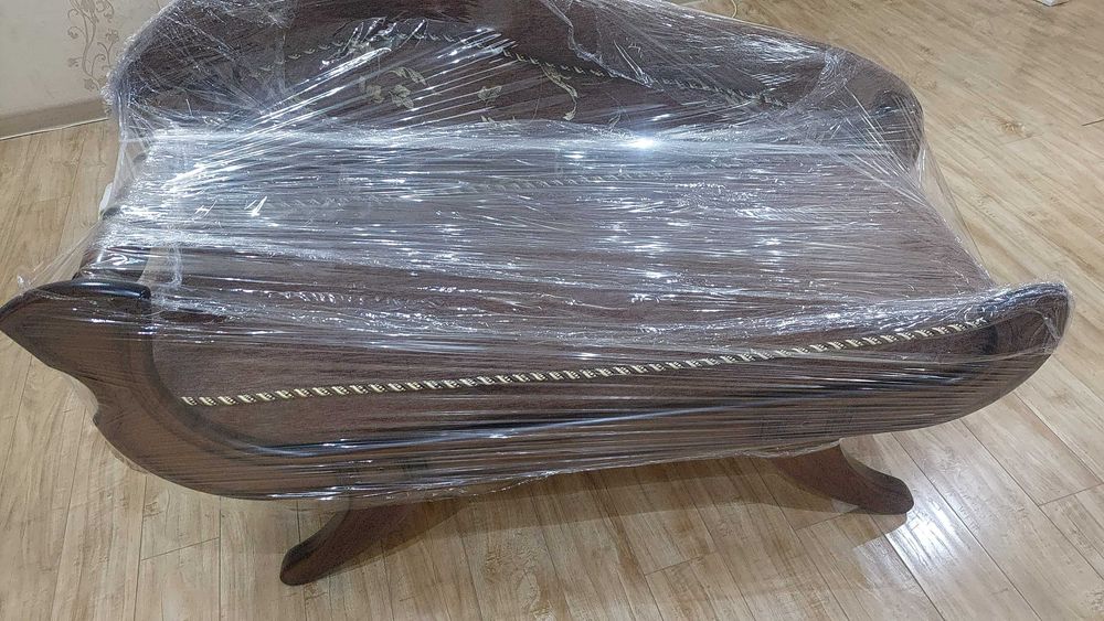 Пуфик резной в отличном состоянии