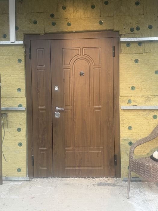 Продам б/у входную дверь!