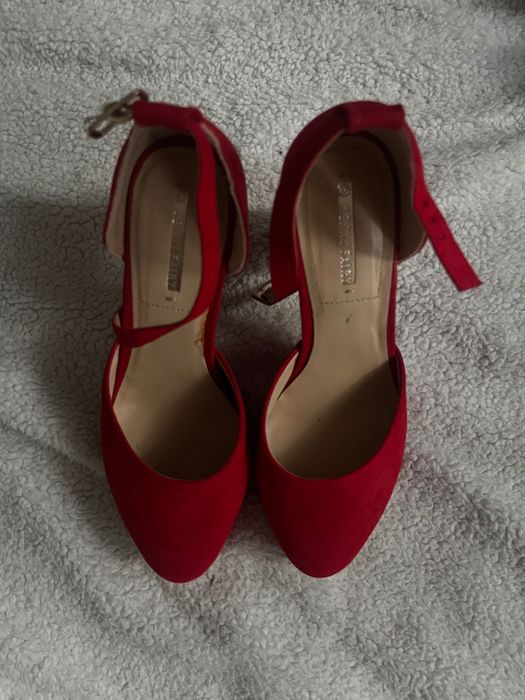 Pantofi rosii cu toc