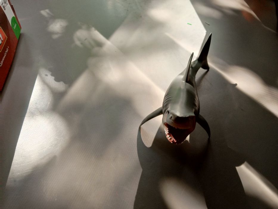 Игрушка в виде акулы