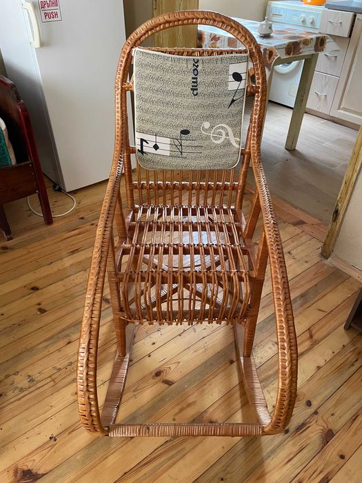 Дървен люлеещ се стол