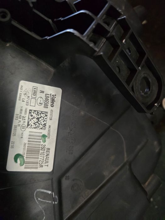 Faruri si grila Dacia Duster generatia 3