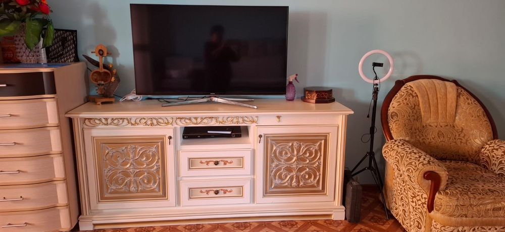 Рабочий телевизор + тумба