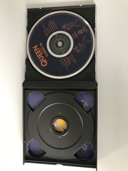 Vand cd-uri audio originale Queen si Pink Floyd