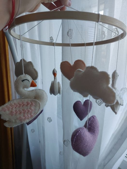 Carusel bebe lebede fetru handmade. Carusel bebelusi fetite