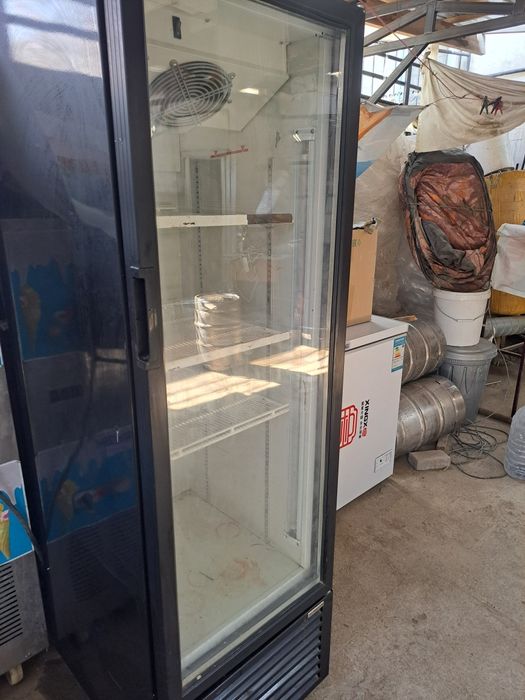 Холодильник витринный.
