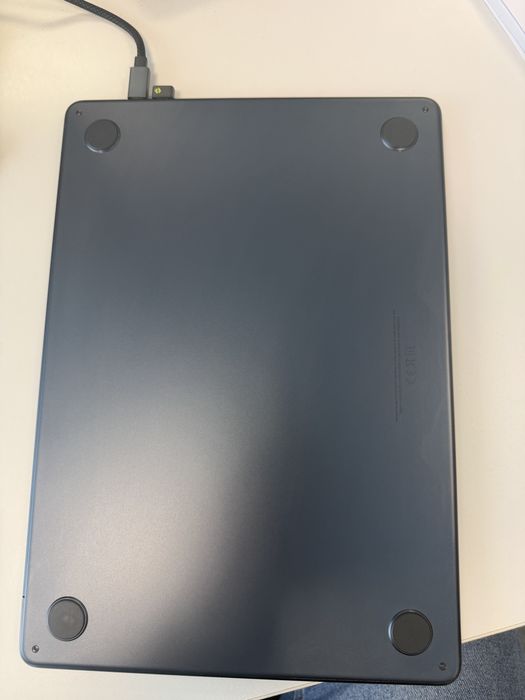 MacBook Air M2  – Baterie 100% –