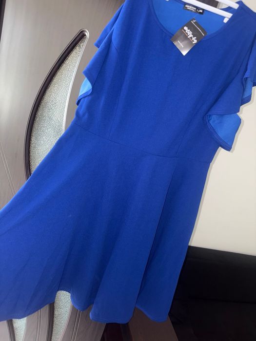 Тъмно синя рокля