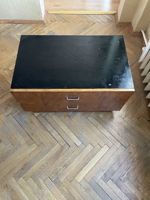 Комплект мебели (секция, масичка за кафе, шкафче) от орехово дърво
