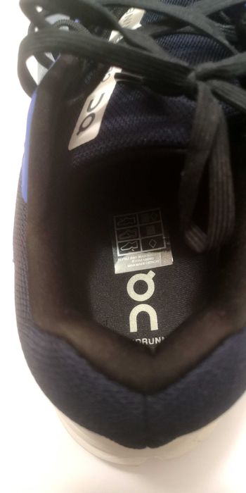 Vand pantofi sport ON, marimea 42, purtati o data