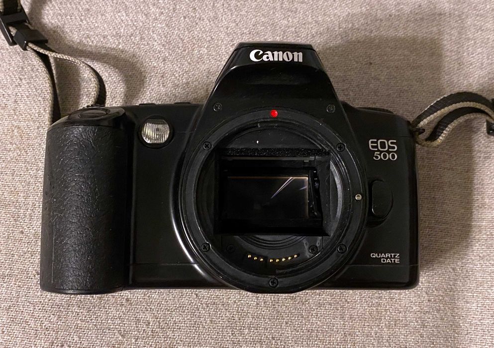 Canon EOS 500 Quartz Date body pe film 35mm compatibil EF