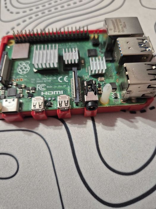 Raspberry Pi 4 Model B 4gb Ram – Carcasă cu răcire / radiatoare + SD card 16gb + Alimentator USB-C