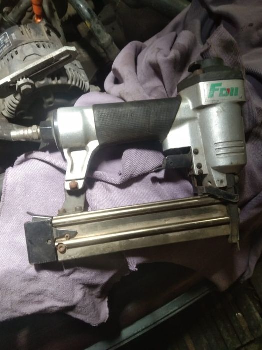 Продам пневмопистолет для мебели