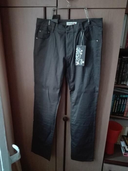 Нови обувки и нови джински с етикет