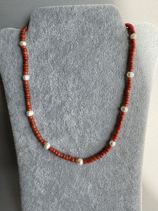 Colier lucrat manual din coral, perle si aur 9 k
