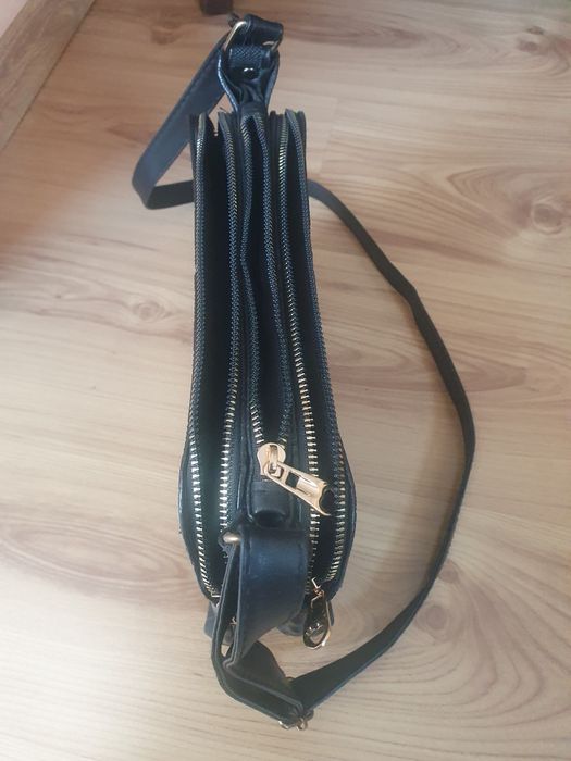 Продавам  дамска ежедневна чанта.