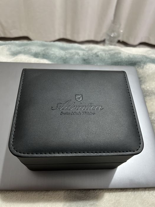 Продам швейцарские часы Adriatica
