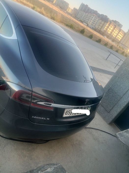 Tesla model S sotiladi