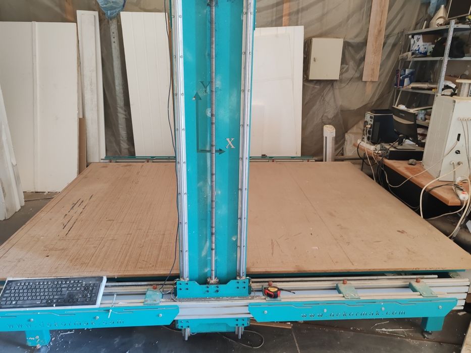 Машина за рязане на стиропор обемни букви, фасадни панели, профили