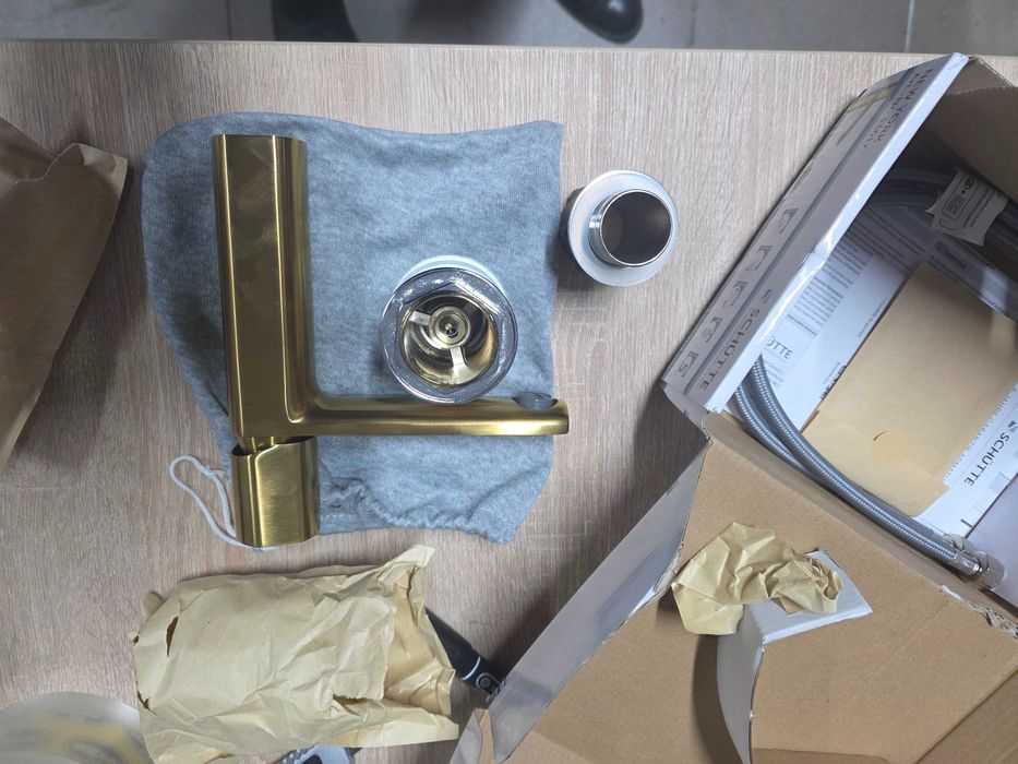 Baterie lavoar Schütte 33617 New York Gold cu robinet de scurgere