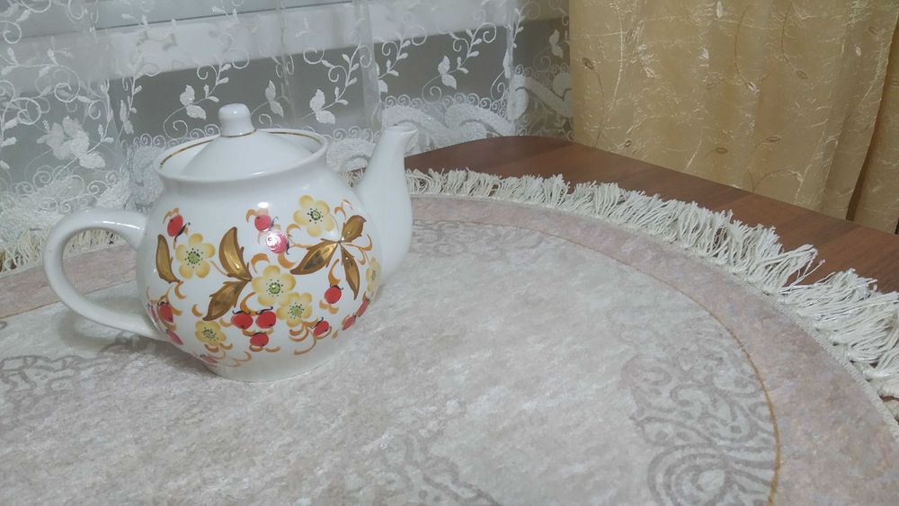 Посуда: чайный сервиз из СССР.