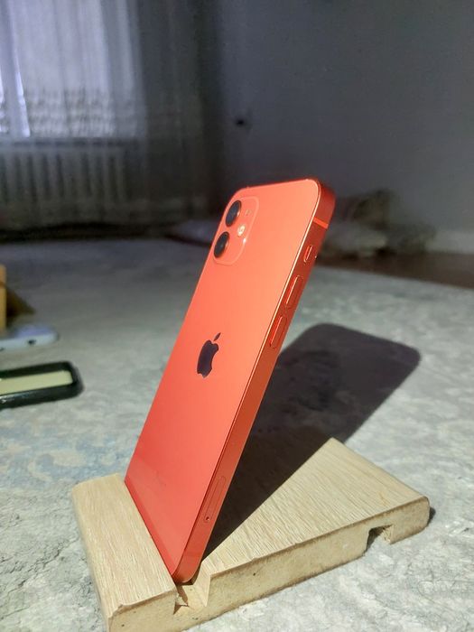 Продаётся iPhone 12 product red