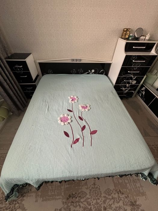 Продам двуспальную кровать б/у