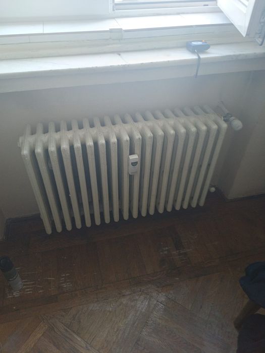 Vând 4 calorifere din fontă