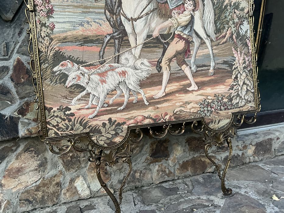 Cuier perete din bronz si tapiserie goblen