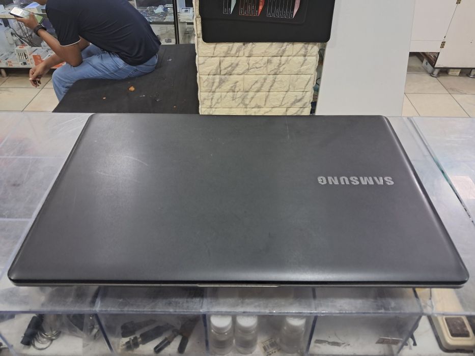 Notebook Samsung ideal holatda Core i5/128ssd/4GB/Batareyka 2soat zor!