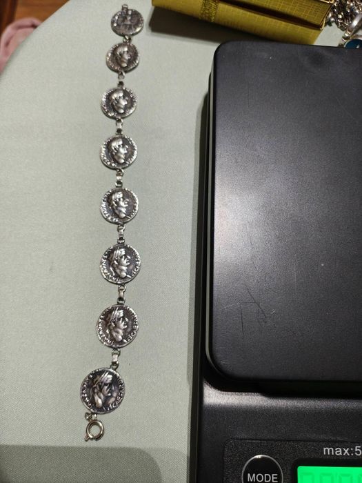 Сребърна гривна  с монети