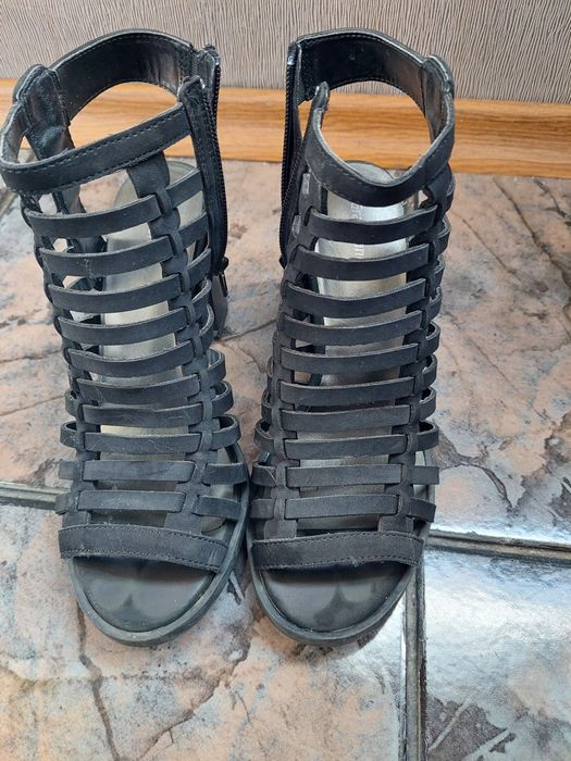 Черни изрязани сандали