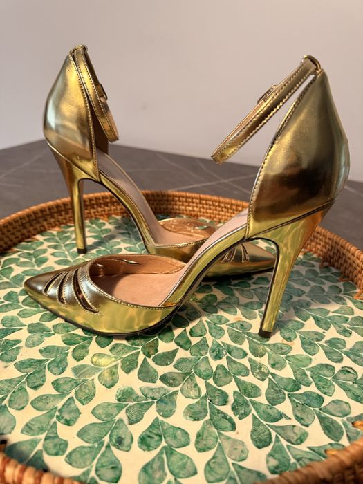 Pantofi eleganti aurii de super ocazie