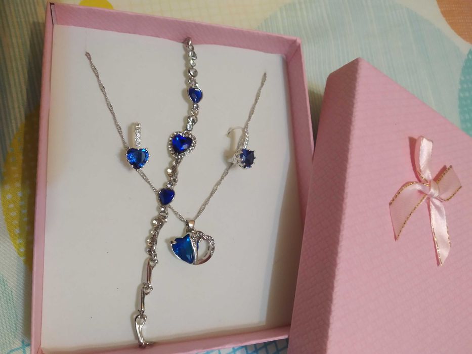 Нов, дамски сребърен комплект- гривна и колие с цветя/ сърца/.В кутия.