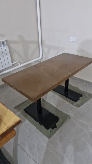 Продам стол с железными ножками