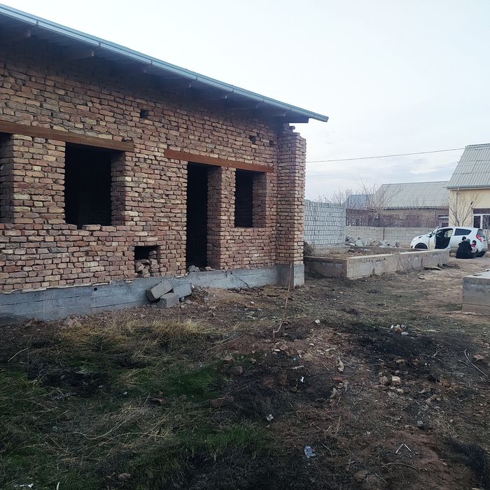 Курилиши тугалланмаган ховли