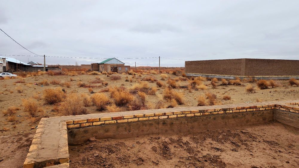 Тоза аэрапортда жой урин сотилади тоза курилаётган десат мактабни орка