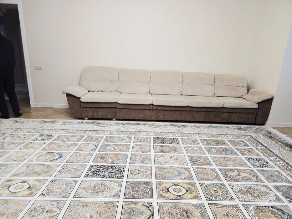 Продам диван, 4 метра. Угловой , удобный.