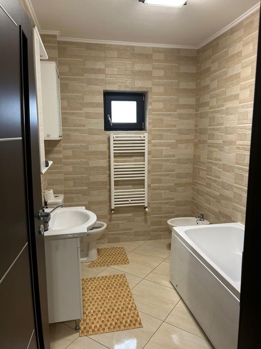 Persoană fizică,  închiriez ap.cu 3 camere  decomandat