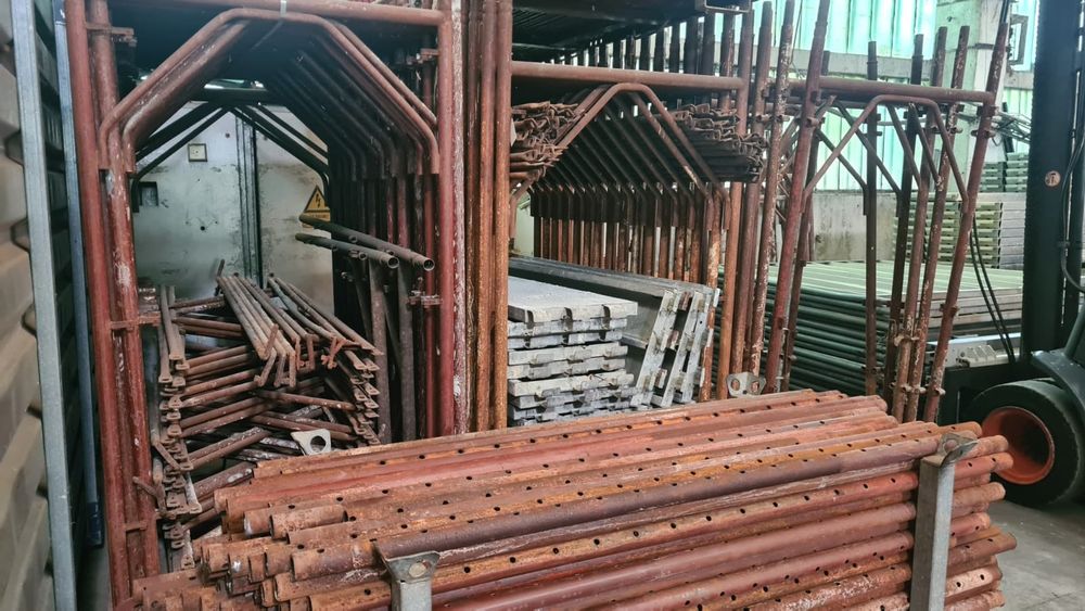 Închiriez panouri doka și tot sistemul de prindere Și popii metalici și schelă metalică și schelă pe roti mobilă